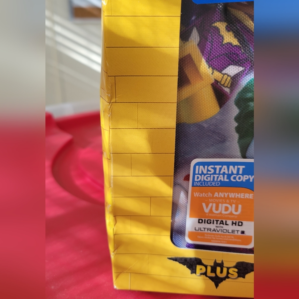 NIB The Lego Batman Movie Exclusive Lunchbox with Removable Cape and Movie - Picture 7 of 7